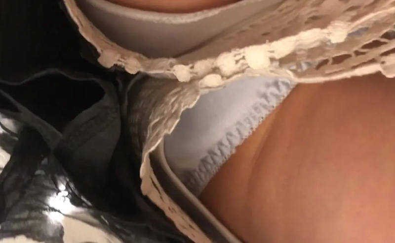 パンチラ 逆さ撮り盗撮画像！リアル動画もあるぜ!!見ているだけでもドキドキ感が伝わっちゃいます♡408