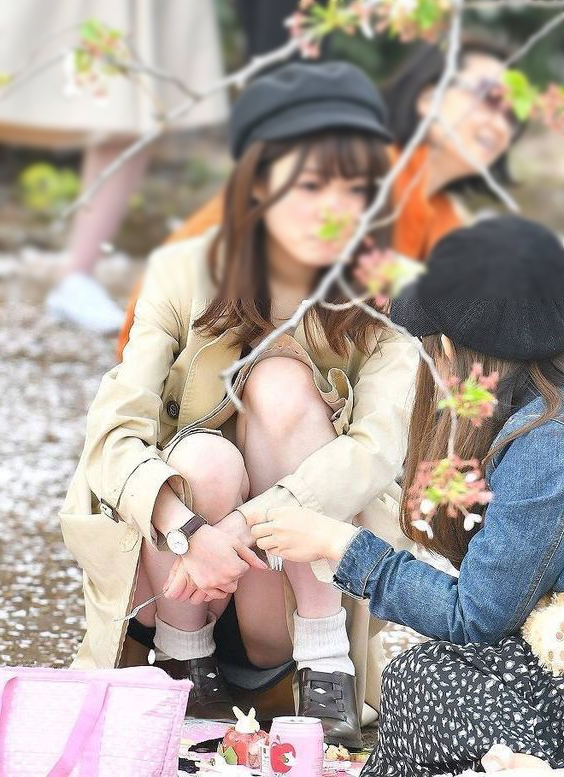 しゃがみ パンチラ画像!リアル盗撮・流出した魅惑のデルタゾーン♡本物志向の方のみ覗いてください!!009