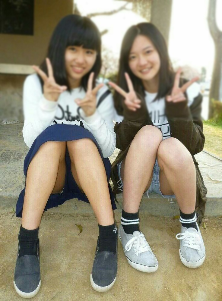 しゃがみ パンチラ画像!リアル盗撮・流出した魅惑のデルタゾーン♡本物志向の方のみ覗いてください!!011