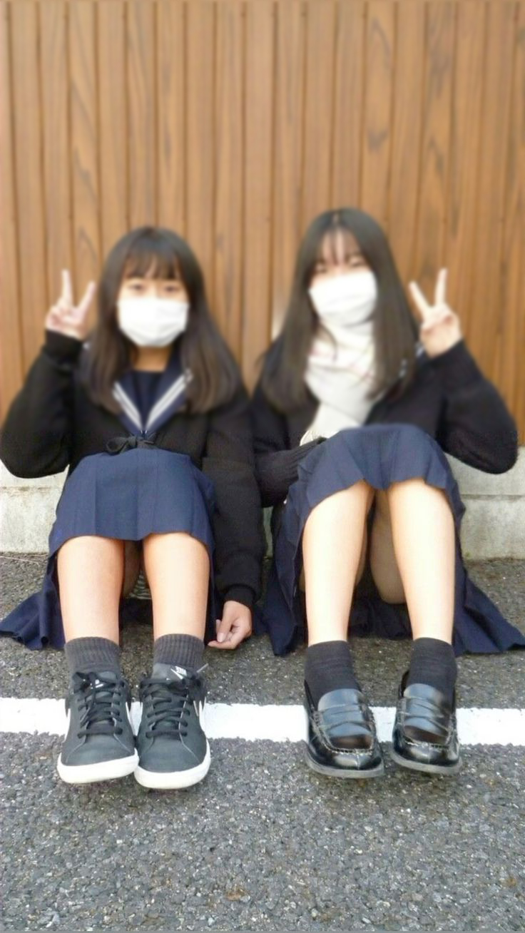 しゃがみ パンチラ画像!リアル盗撮・流出した魅惑のデルタゾーン♡本物志向の方のみ覗いてください!!012