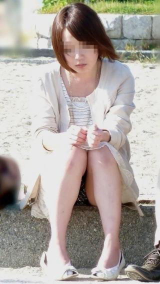 しゃがみ パンチラ画像!リアル盗撮・流出した魅惑のデルタゾーン♡本物志向の方のみ覗いてください!!019