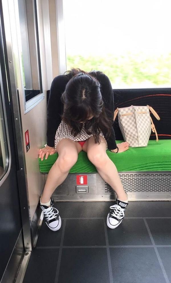 しゃがみ パンチラ画像!リアル盗撮・流出した魅惑のデルタゾーン♡本物志向の方のみ覗いてください!!034