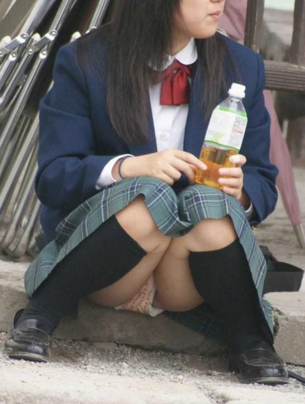 しゃがみ パンチラ画像!リアル盗撮・流出した魅惑のデルタゾーン♡本物志向の方のみ覗いてください!!036