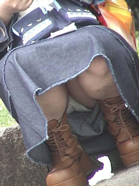 しゃがみ パンチラ画像!リアル盗撮・流出した魅惑のデルタゾーン♡本物志向の方のみ覗いてください!!043
