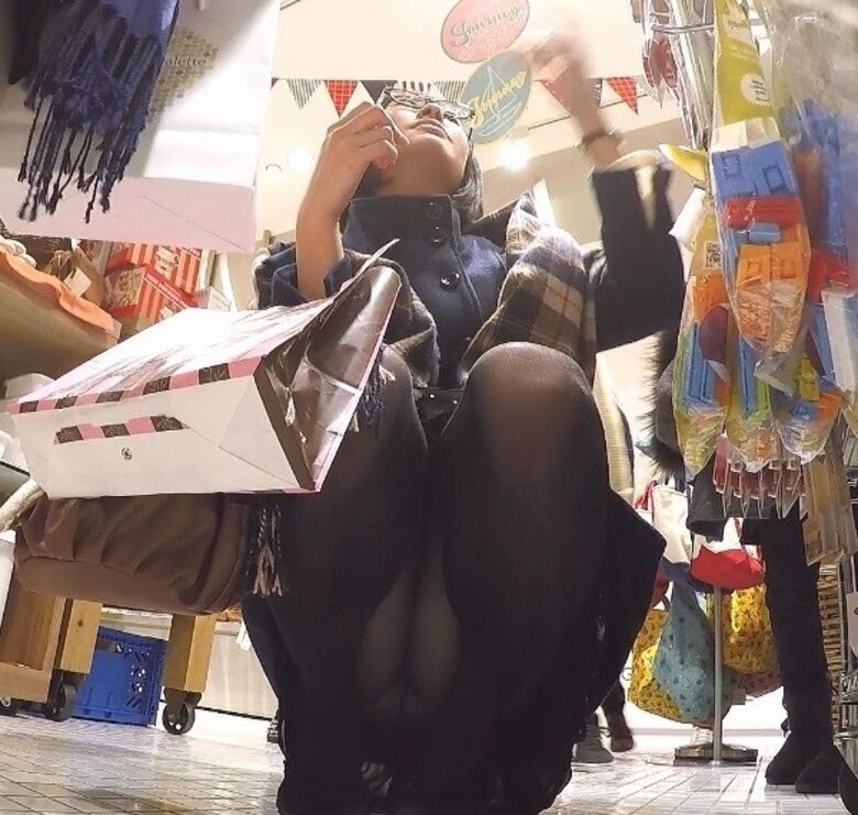 しゃがみ パンチラ画像!リアル盗撮・流出した魅惑のデルタゾーン♡本物志向の方のみ覗いてください!!080