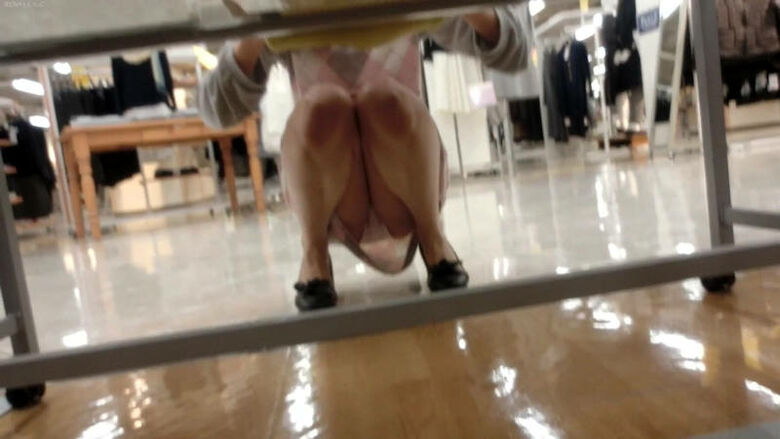 しゃがみ パンチラ画像!リアル盗撮・流出した魅惑のデルタゾーン♡本物志向の方のみ覗いてください!!103