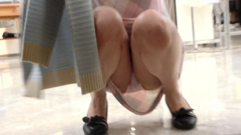 しゃがみ パンチラ画像!リアル盗撮・流出した魅惑のデルタゾーン♡本物志向の方のみ覗いてください!!104