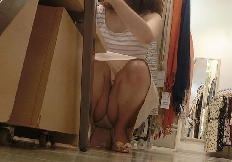 しゃがみ パンチラ画像!リアル盗撮・流出した魅惑のデルタゾーン♡本物志向の方のみ覗いてください!!116