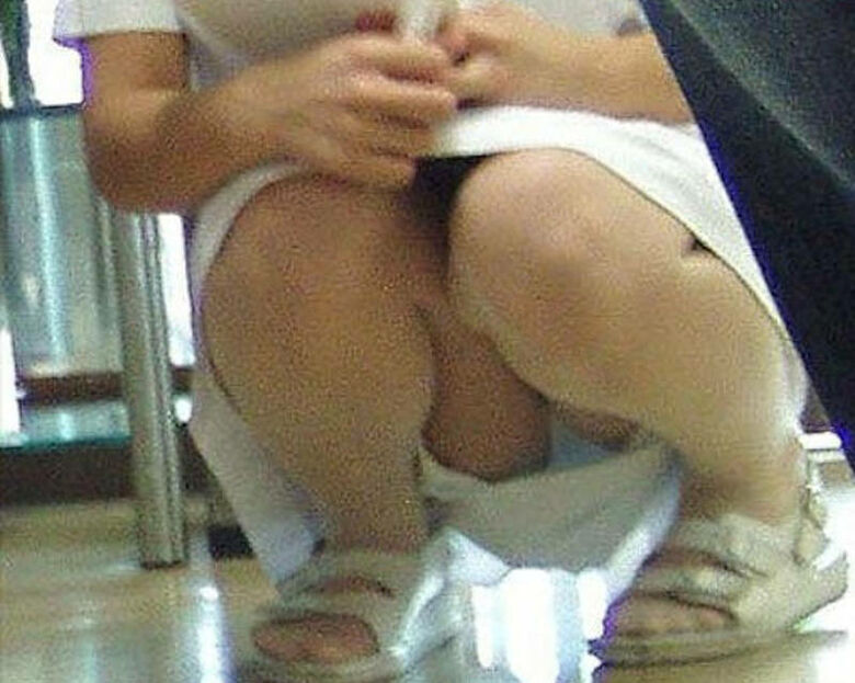 しゃがみ パンチラ画像!リアル盗撮・流出した魅惑のデルタゾーン♡本物志向の方のみ覗いてください!!131