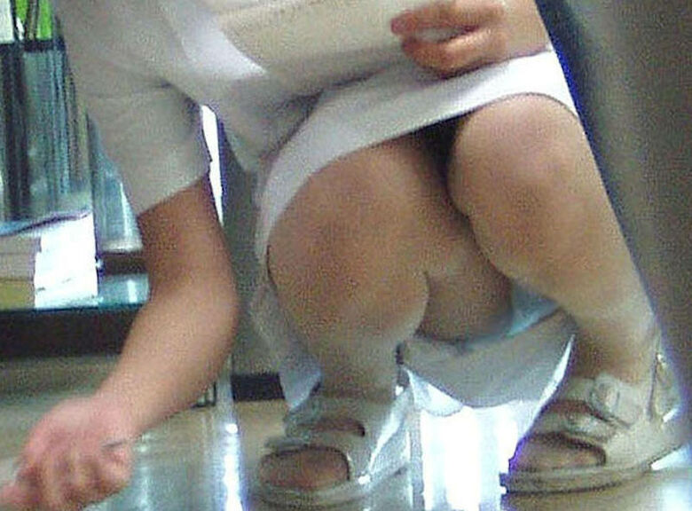 しゃがみ パンチラ画像!リアル盗撮・流出した魅惑のデルタゾーン♡本物志向の方のみ覗いてください!!132