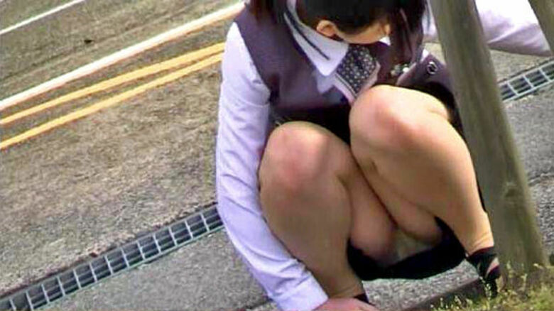しゃがみ パンチラ画像!リアル盗撮・流出した魅惑のデルタゾーン♡本物志向の方のみ覗いてください!!158