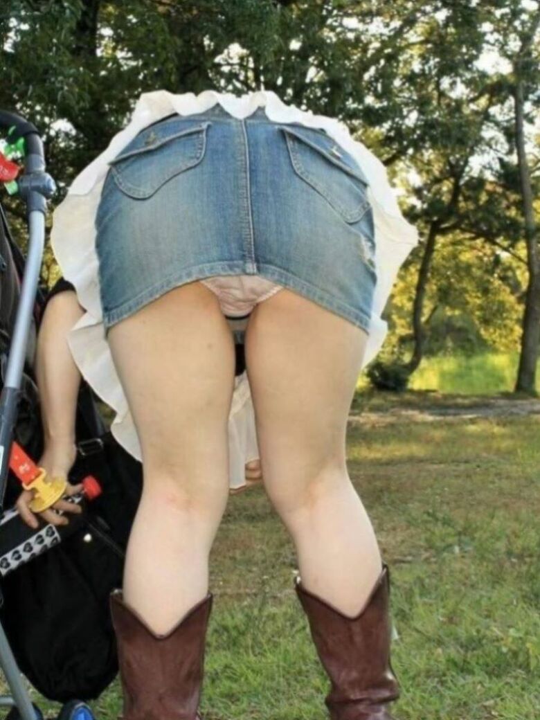 しゃがみ パンチラ画像!リアル盗撮・流出した魅惑のデルタゾーン♡本物志向の方のみ覗いてください!!175
