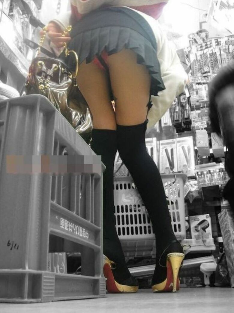 しゃがみ パンチラ画像!リアル盗撮・流出した魅惑のデルタゾーン♡本物志向の方のみ覗いてください!!178