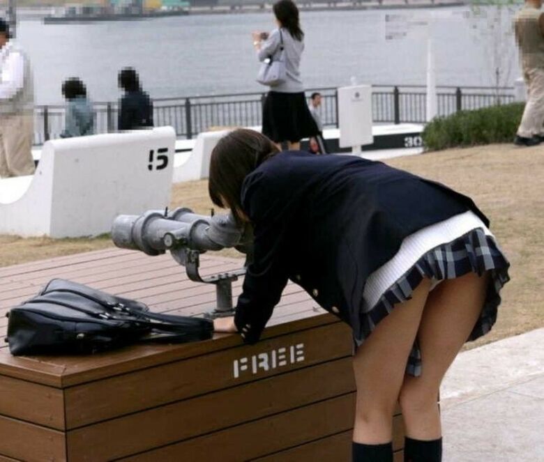 しゃがみ パンチラ画像!リアル盗撮・流出した魅惑のデルタゾーン♡本物志向の方のみ覗いてください!!196