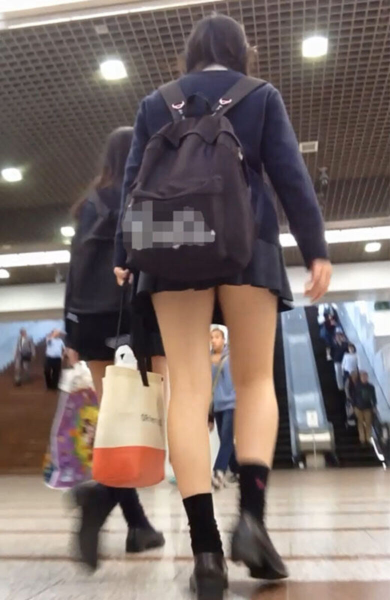 しゃがみ パンチラ画像!リアル盗撮・流出した魅惑のデルタゾーン♡本物志向の方のみ覗いてください!!200