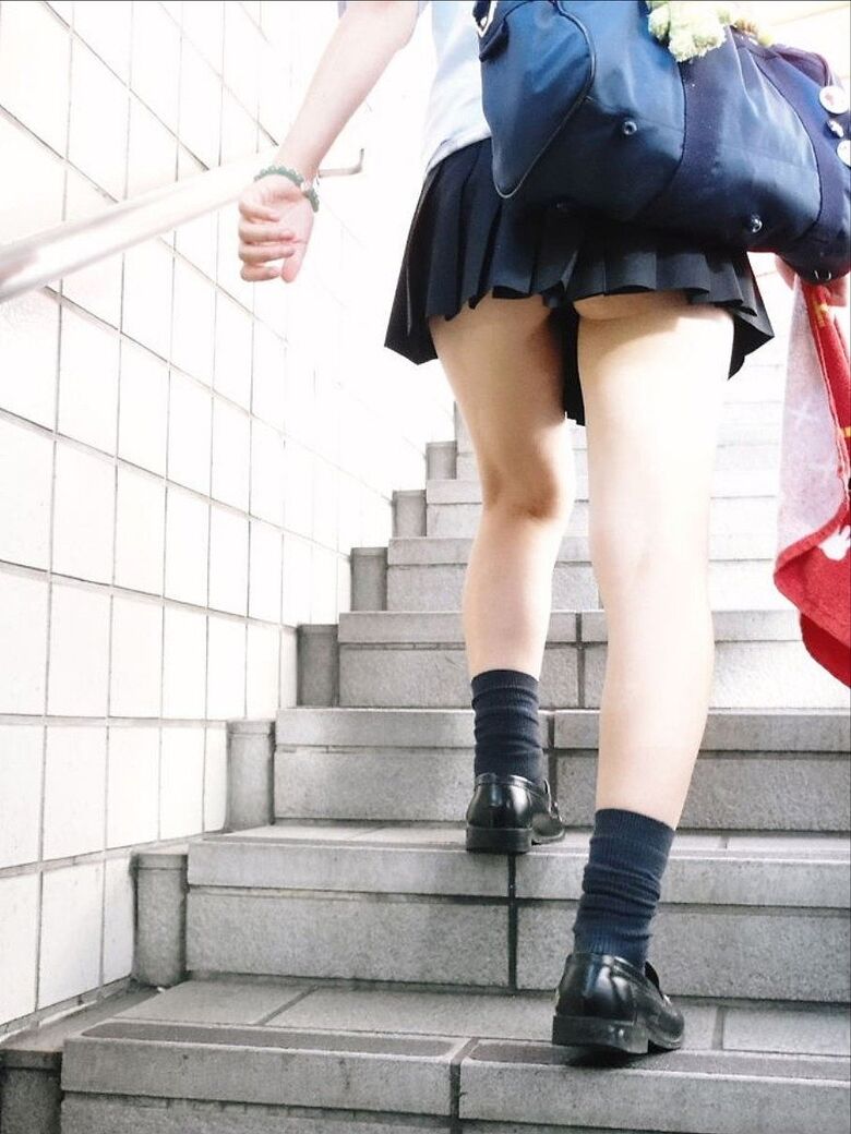 しゃがみ パンチラ画像!リアル盗撮・流出した魅惑のデルタゾーン♡本物志向の方のみ覗いてください!!201
