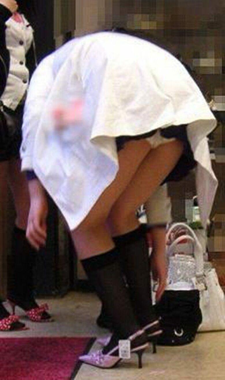 しゃがみ パンチラ画像!リアル盗撮・流出した魅惑のデルタゾーン♡本物志向の方のみ覗いてください!!214