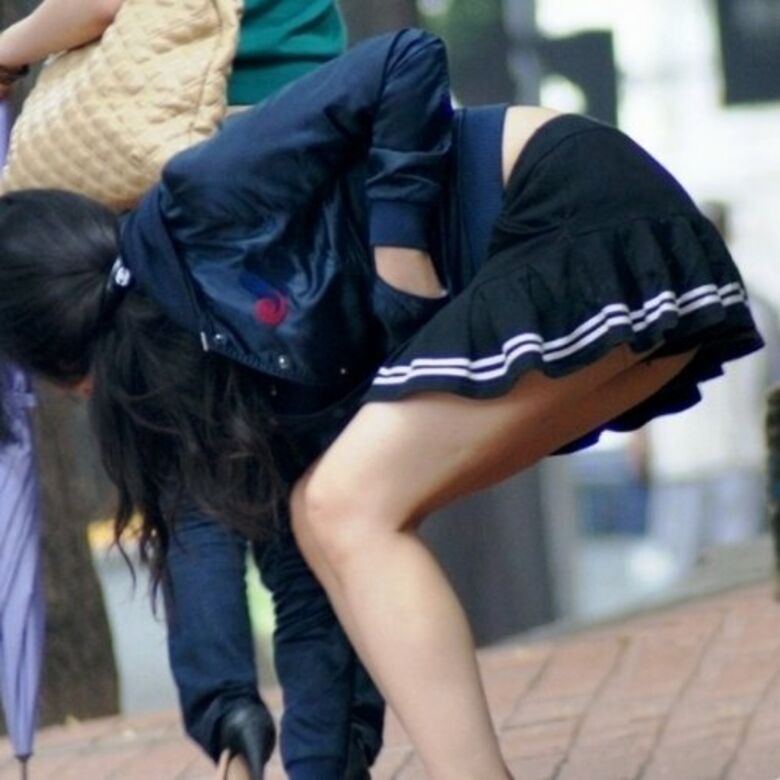 しゃがみ パンチラ画像!リアル盗撮・流出した魅惑のデルタゾーン♡本物志向の方のみ覗いてください!!246