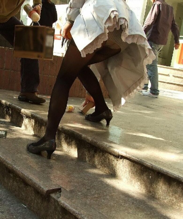しゃがみ パンチラ画像!リアル盗撮・流出した魅惑のデルタゾーン♡本物志向の方のみ覗いてください!!250