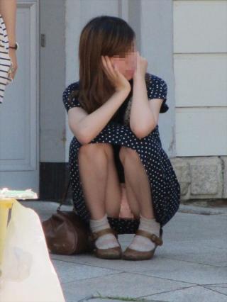 しゃがみ パンチラ画像!リアルティあふれる素人女性のパンツをまとめてみたぜ!!012