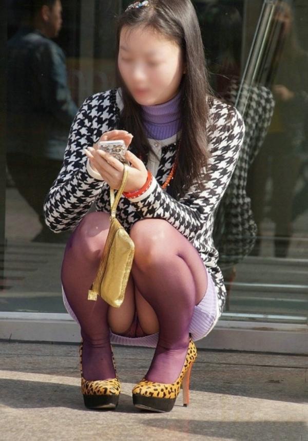 しゃがみ パンチラ画像!リアルティあふれる素人女性のパンツをまとめてみたぜ!!035