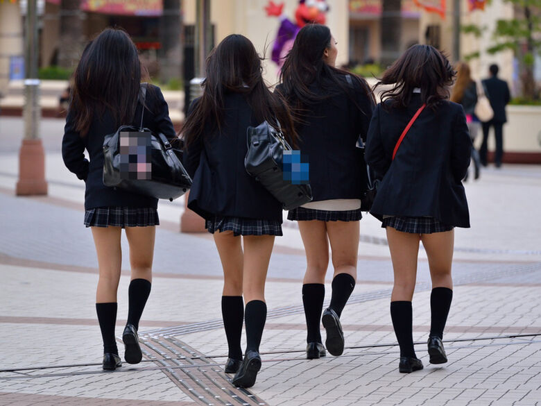 しゃがみ パンチラ画像!リアルティあふれる素人女性のパンツをまとめてみたぜ!!195