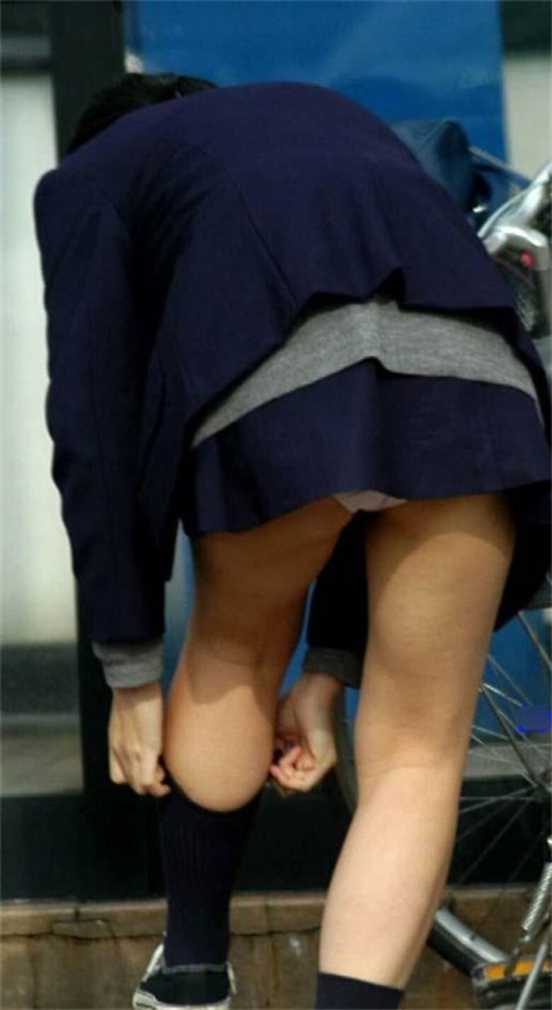 しゃがみ パンチラ画像!リアルティあふれる素人女性のパンツをまとめてみたぜ!!227