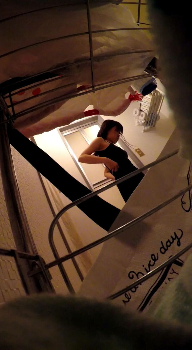 盗撮 エロ画像！素人女性のパンツ大放出㊙️人妻・家庭内流出が抜けちゃいます💕ホンモノ志向の方におすすめだぜ!!404枚目