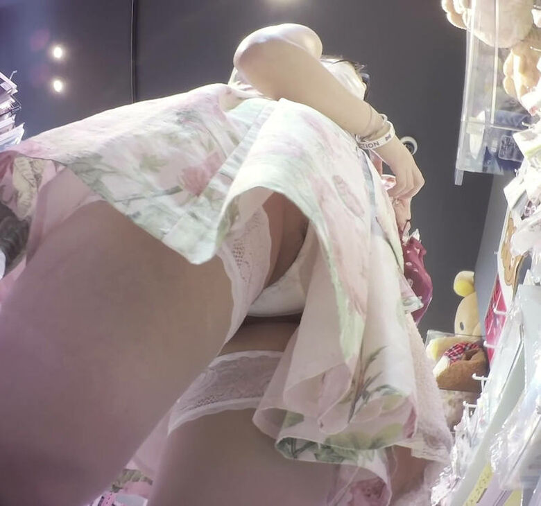 逆さ撮り ワンピースパンチラ画像!盗撮でエロいパンツに太もも♡生足が抜けるぜ!!022枚目