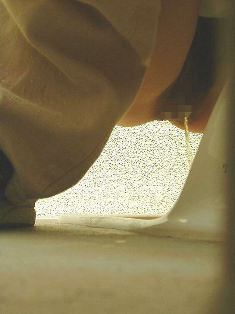 和式 トイレ盗撮画像!ドア下から見えるケツのワレメがエロいぜ!!アナル好きにもたりません♡030枚目