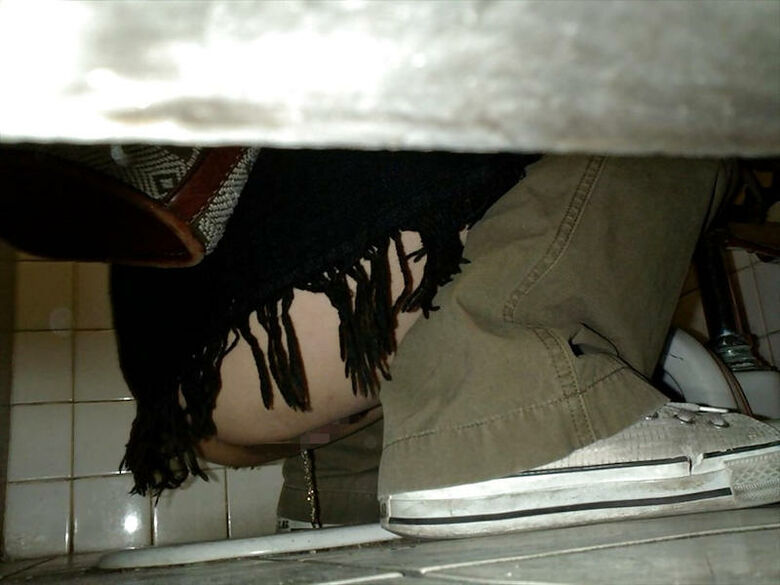 和式 トイレ盗撮画像!ドア下から見えるケツのワレメがエロいぜ!!アナル好きにもたりません♡033枚目