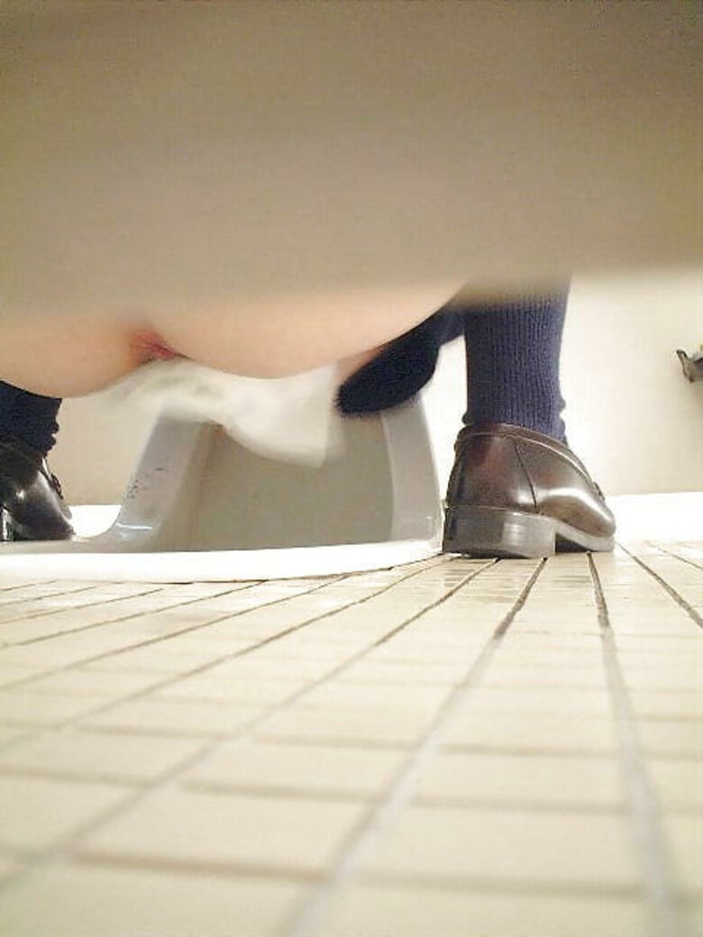 和式 トイレ盗撮画像!ドア下から見えるケツのワレメがエロいぜ!!アナル好きにもたりません♡044枚目