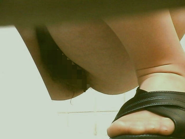 和式 トイレ盗撮画像!ドア下から見えるケツのワレメがエロいぜ!!アナル好きにもたりません♡061枚目