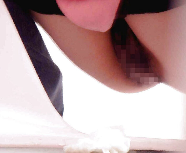 和式 トイレ盗撮画像!ドア下から見えるケツのワレメがエロいぜ!!アナル好きにもたりません♡078枚目