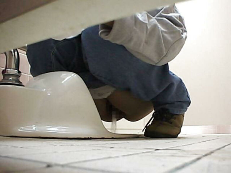 和式 トイレ盗撮画像!ドア下から見えるケツのワレメがエロいぜ!!アナル好きにもたりません♡089枚目