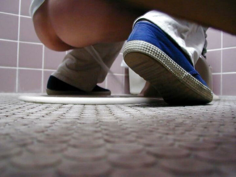 和式 トイレ盗撮画像!ドア下から見えるケツのワレメがエロいぜ!!アナル好きにもたりません♡090枚目