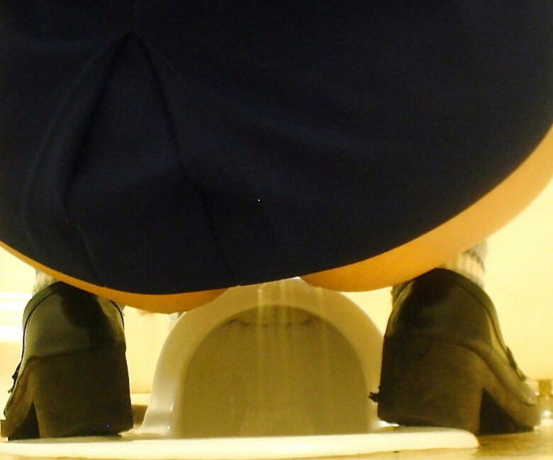 トイレ 盗撮エロ画像!リアル素人女性のアナルやおマンコ♡排泄が生々しくて抜けるぜ!!【動画あり】058枚目