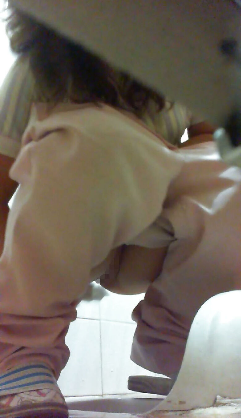 トイレ 盗撮エロ画像!リアル素人女性のアナルやおマンコ♡排泄が生々しくて抜けるぜ!!【動画あり】060枚目