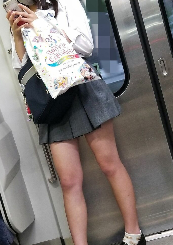 電車パンチラ動画像251枚!エロい盗撮JK・素人対面女子のミニスカパンツに太もも 生足がエロくて抜ける!!009枚目