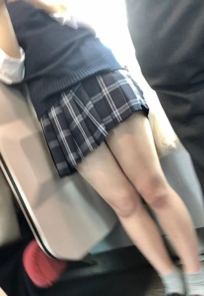 電車パンチラ動画像251枚!エロい盗撮JK・素人対面女子のミニスカパンツに太もも 生足がエロくて抜ける!!010枚目