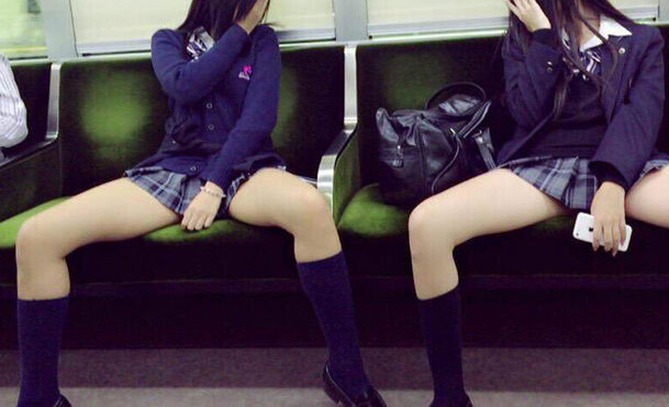 電車パンチラ動画像251枚!エロい盗撮JK・素人対面女子のミニスカパンツに太もも 生足がエロくて抜ける!!011枚目