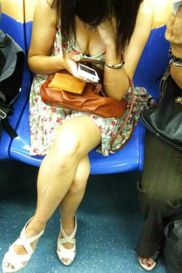 電車パンチラ動画像251枚!エロい盗撮JK・素人対面女子のミニスカパンツに太もも 生足がエロくて抜ける!!015枚目