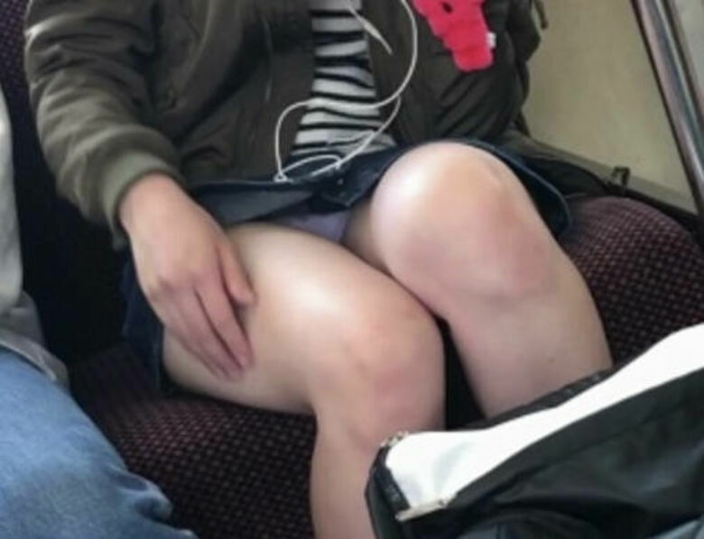電車パンチラ動画像251枚!エロい盗撮JK・素人対面女子のミニスカパンツに太もも 生足がエロくて抜ける!!021枚目