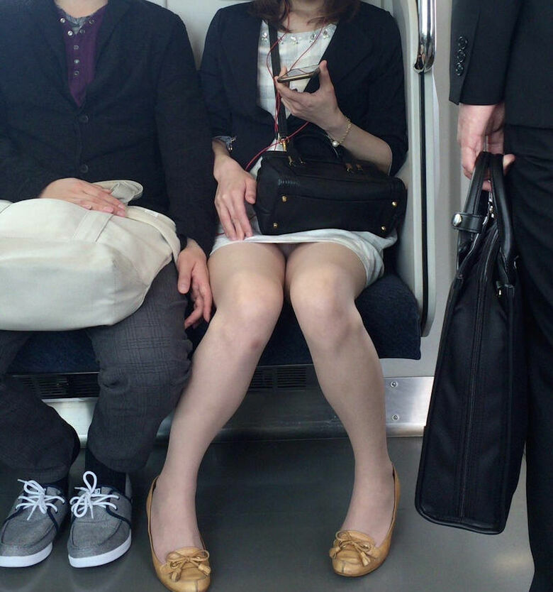 電車パンチラ動画像251枚!エロい盗撮JK・素人対面女子のミニスカパンツに太もも 生足がエロくて抜ける!!027枚目