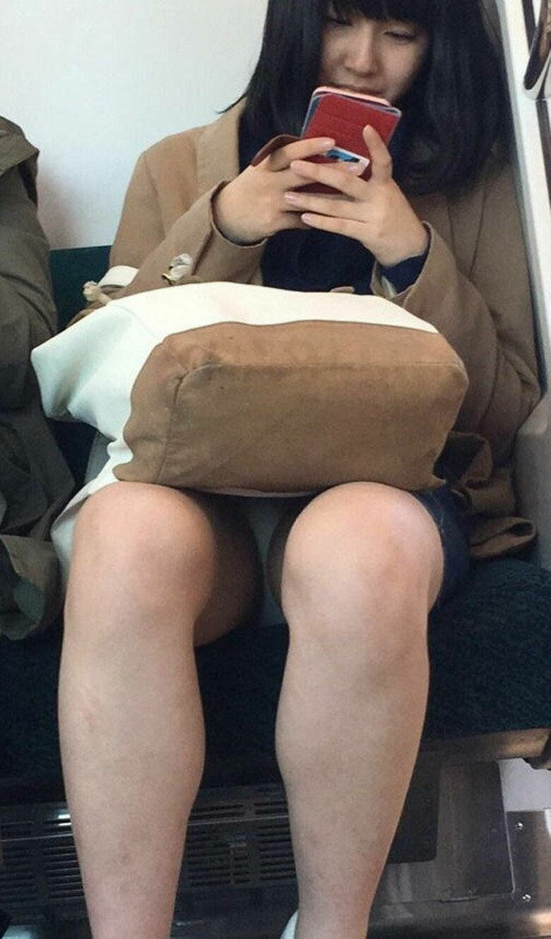 電車パンチラ動画像251枚!エロい盗撮JK・素人対面女子のミニスカパンツに太もも 生足がエロくて抜ける!!033枚目