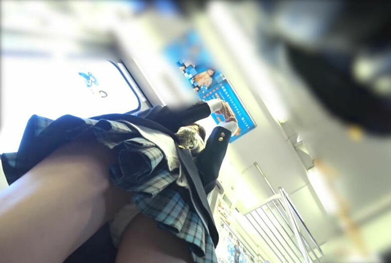電車パンチラ動画像251枚!エロい盗撮JK・素人対面女子のミニスカパンツに太もも 生足がエロくて抜ける!!044枚目