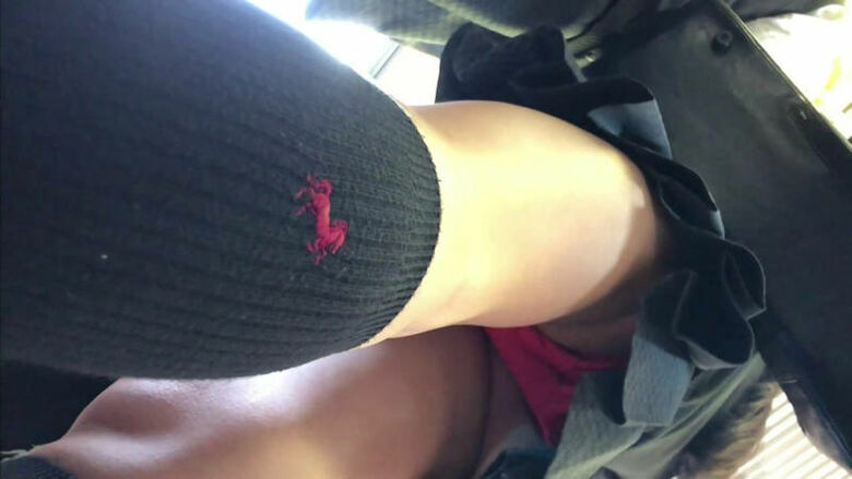 電車パンチラ動画像251枚!エロい盗撮JK・素人対面女子のミニスカパンツに太もも 生足がエロくて抜ける!!046枚目