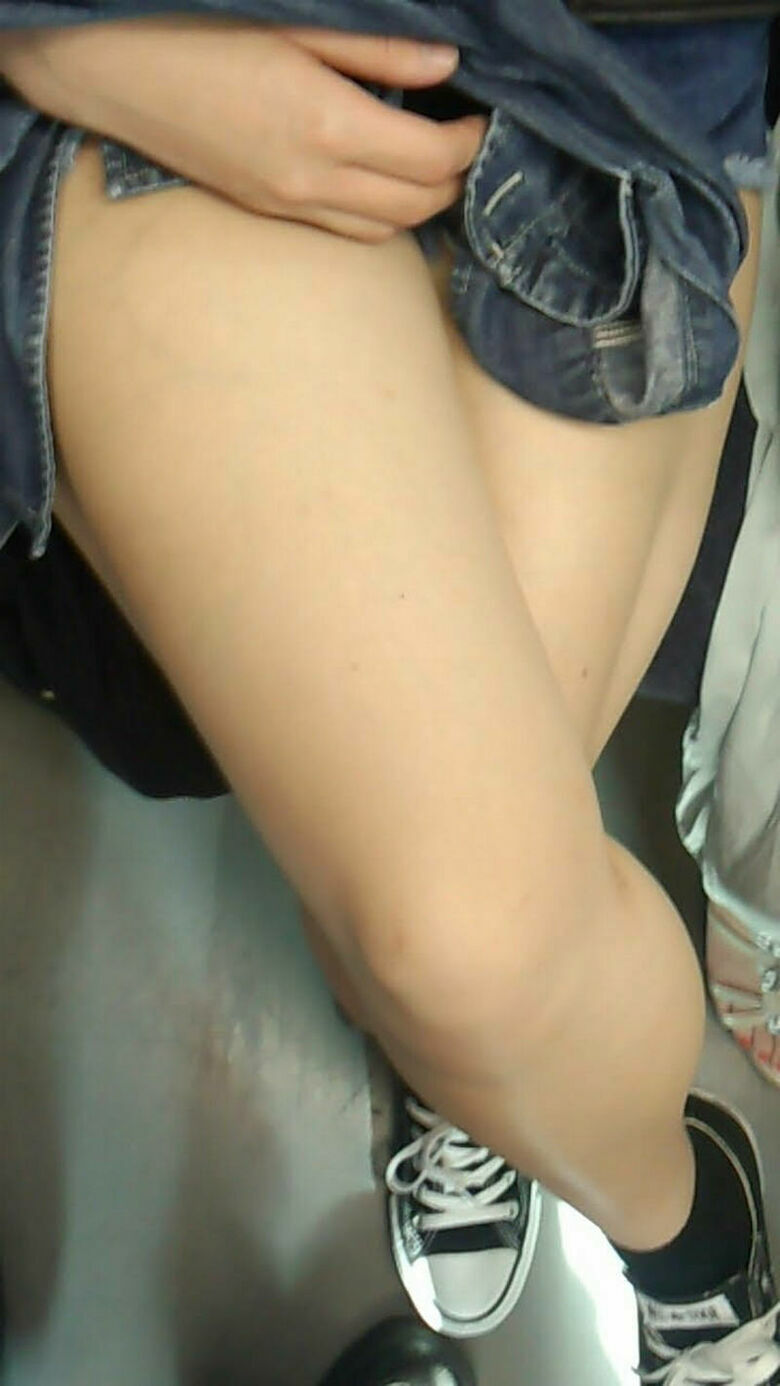 電車パンチラ動画像251枚!エロい盗撮JK・素人対面女子のミニスカパンツに太もも 生足がエロくて抜ける!!063枚目