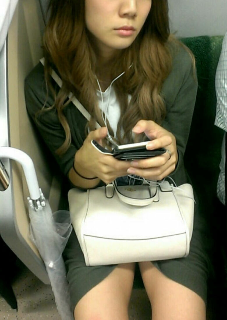 電車パンチラ動画像251枚!エロい盗撮JK・素人対面女子のミニスカパンツに太もも 生足がエロくて抜ける!!064枚目