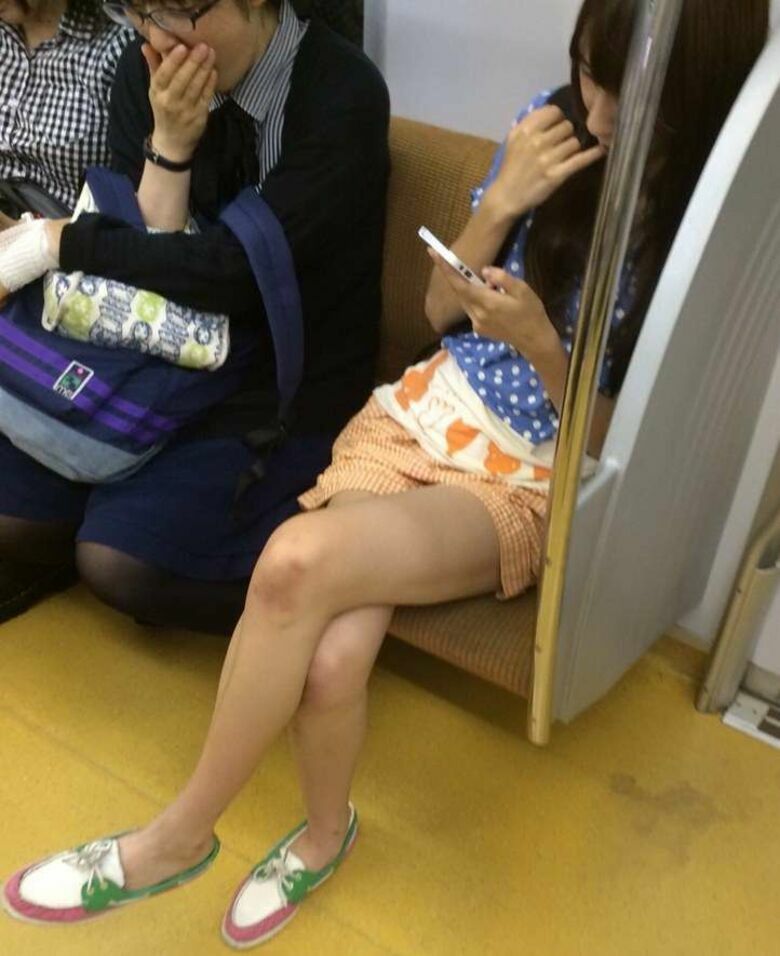 電車パンチラ動画像251枚!エロい盗撮JK・素人対面女子のミニスカパンツに太もも 生足がエロくて抜ける!!066枚目
